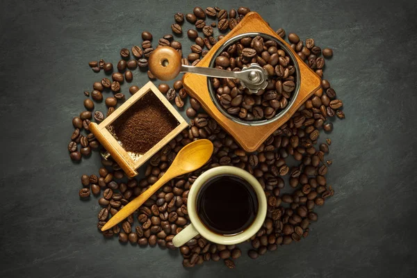 검은 시멘트 바닥에 커피 컵과 커피 장비. — 스톡 사진