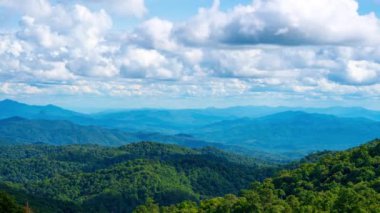 Yağmur mevsiminde dağın üzerinde hareket eden zaman atlamalı bulut. Tropikal orman.
