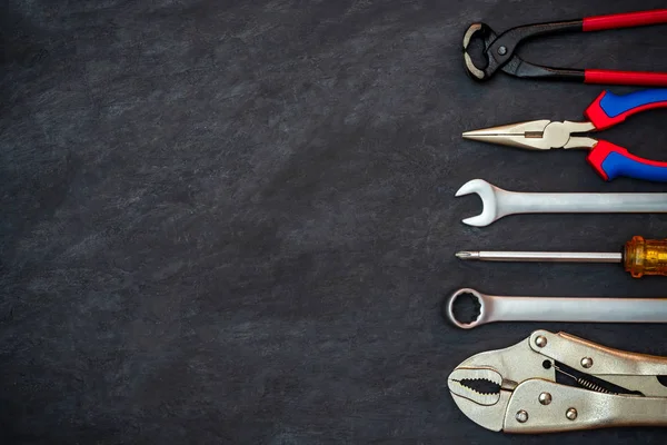 Siyah çimento arka plan üzerinde Craftsman aracı.