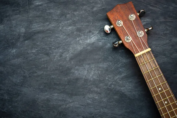 Ukulele sobre fondo de cemento negro . — Foto de Stock