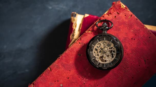 Time Lapse Zegarek Kieszonkowy Starej Książce Widok Góry Miejsce Kopiowania — Wideo stockowe