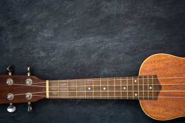 Siyah çimento arka plan üzerinde Ukulele.