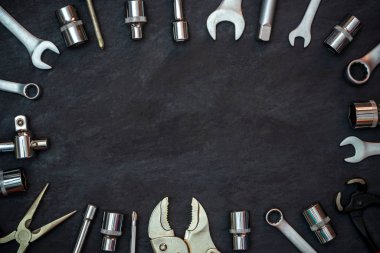 Siyah çimento arka plan üzerinde Craftsman aracı.