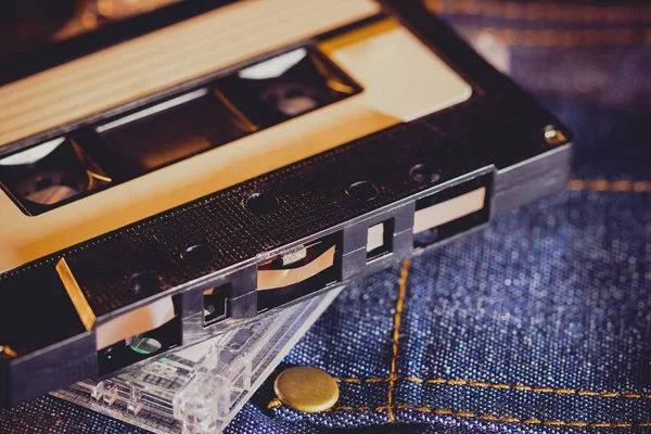 Cinta de cassette en tejido vaquero en oscuridad . —  Fotos de Stock