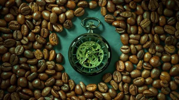 Reloj Bolsillo Time Lapse Entre Grano Café Mesa Por Mañana — Vídeo de stock