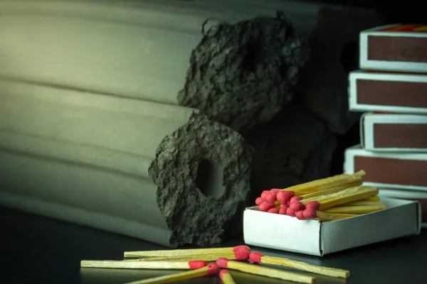 Caja de fósforos y carbón activado con carbón de bambú . — Foto de Stock