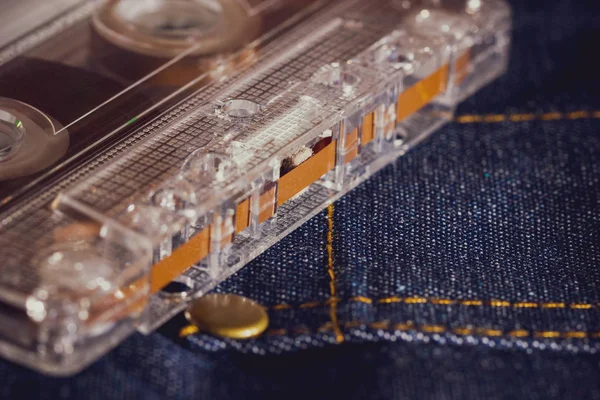 Audiocassetta audio su tessuto jeans nel buio . — Foto Stock