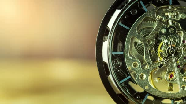 Время Истекает Карманные Часы Крупным Планом Столе Солнечный Свет Утра — стоковое видео