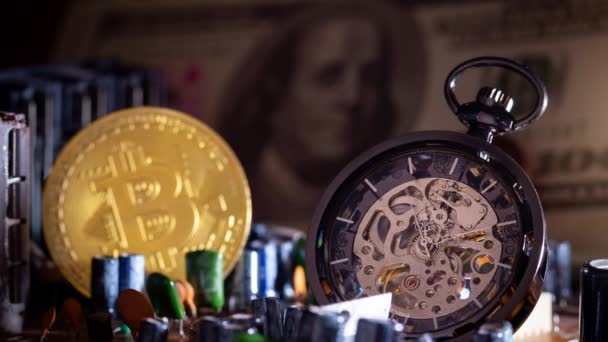 Time Lapse Zegarek Kieszonkowy Złoto Bitcoin Banknotem Dolara Płycie Głównej — Wideo stockowe