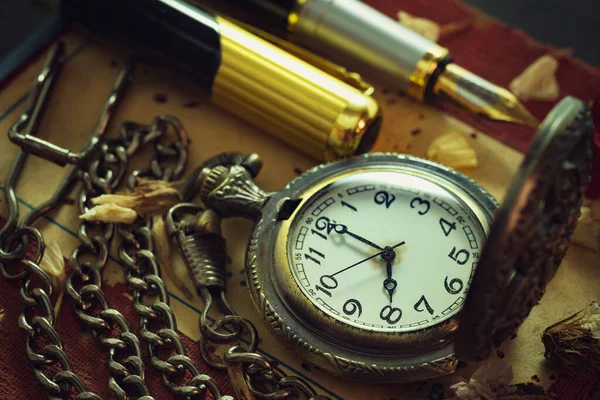 Вінтажний Кишеньковий Годинник Латунна Ручка Старій Книзі Годині Ранку Освіта — стокове фото
