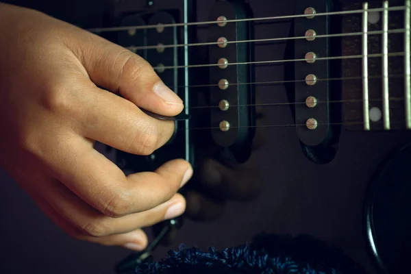 Guitarrista Está Ensayando Tocando Guitarras Eléctricas Vintage Negras Mano Chica — Foto de Stock