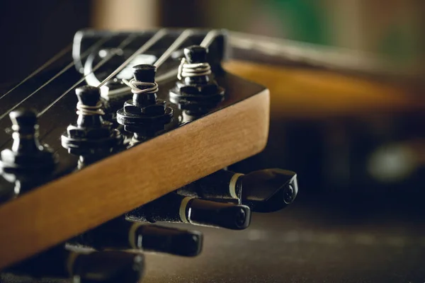 Tecla Afinación Primer Plano Cabezal Guitarra Eléctrica Negra Fondo Oscuro — Foto de Stock