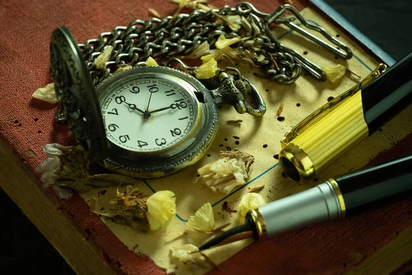 Reloj Bolsillo Vintage Lápiz Latón Libro Viejo Las Mañana Educación — Foto de Stock