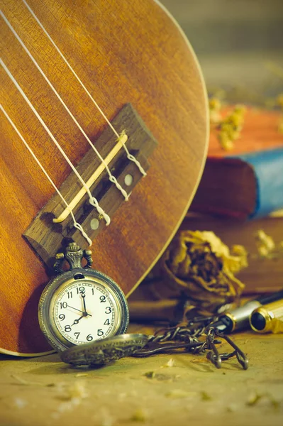 Reloj Bolsillo Antiguo Apoyaba Ukelele Libro Antiguo Con Mapa Vintage — Foto de Stock