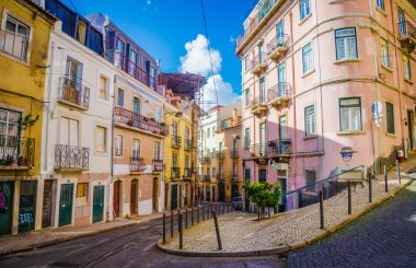 Lizbon, Portekiz-25 Mart, 2017: renkli binalar ile Lizbon tipik sokakları, Portekiz