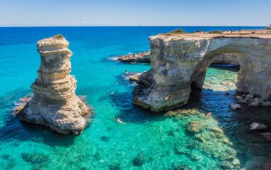 Torre Sant Andrea, Salento deniz kıyısı, Apulia, Italya. Faraglioni Melendugno. Puglia kayalıkları ve kayalık kemer ile Seascape. Güzel mavi doymuş su. 