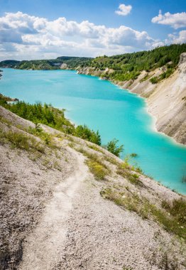 Volkovysk tebeşir çukurları ya da Belarus Maldivleri güzel doymuş mavi göller. Vaukavysk, Belarus yakınlarında ünlü tebeşir ocakları. Krasnaselski fabrikasının inşaat malzemeleri için geliştirildi.