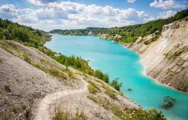 Volkovysk tebeşir çukurları ya da Belarus Maldivleri güzel doymuş mavi göller. Vaukavysk, Belarus yakınlarında ünlü tebeşir ocakları. Krasnaselski fabrikasının inşaat malzemeleri için geliştirildi.