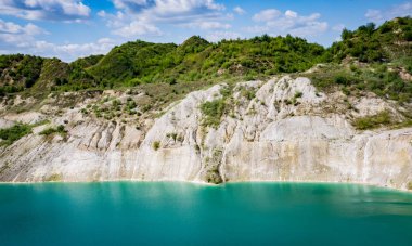 Volkovysk tebeşir çukurları ya da Belarus Maldivleri güzel doymuş mavi göller. Vaukavysk, Belarus yakınlarında ünlü tebeşir ocakları. Krasnaselski fabrikasının inşaat malzemeleri için geliştirildi.