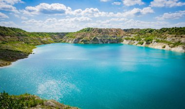 Volkovysk tebeşir çukurları ya da Belarus Maldivleri güzel doymuş mavi göller. Vaukavysk, Belarus yakınlarında ünlü tebeşir ocakları. Krasnaselski fabrikasının inşaat malzemeleri için geliştirildi.