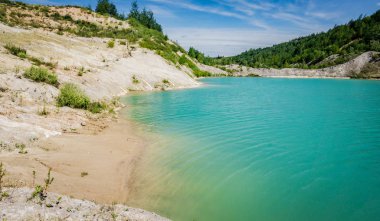 Volkovysk tebeşir çukurları ya da Belarus Maldivleri güzel doymuş mavi göller. Vaukavysk, Belarus yakınlarında ünlü tebeşir ocakları. Krasnaselski fabrikasının inşaat malzemeleri için geliştirildi.