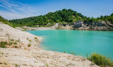 Volkovysk tebeşir çukurları ya da Belarus Maldivleri güzel doymuş mavi göller. Vaukavysk, Belarus yakınlarında ünlü tebeşir ocakları. Krasnaselski fabrikasının inşaat malzemeleri için geliştirildi.