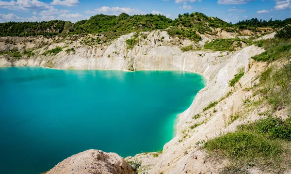 Volkovysk tebeşir çukurları ya da Belarus Maldivleri güzel doymuş mavi göller. Vaukavysk, Belarus yakınlarında ünlü tebeşir ocakları. Krasnaselski fabrikasının inşaat malzemeleri için geliştirildi.