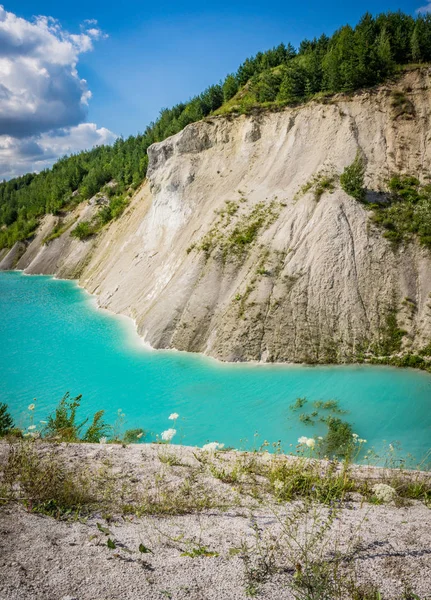 Volkovysk tebeşir çukurları ya da Belarus Maldivleri güzel doymuş mavi göller. Vaukavysk, Belarus yakınlarında ünlü tebeşir ocakları. Krasnaselski fabrikasının inşaat malzemeleri için geliştirildi.