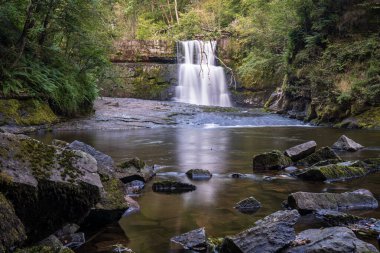 Çavuş Clun-Gwyn Şelalesi, Brecon Beacons Ulusal Parkı 'ndaki Şelale Bölgesi ve Fforest Fawr Geopark, Neath Vadisi. Güney Galler, Birleşik Krallık