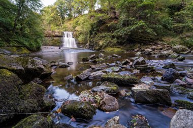 Çavuş Clun-Gwyn Şelalesi, Brecon Beacons Ulusal Parkı 'ndaki Şelale Bölgesi ve Fforest Fawr Geopark, Neath Vadisi. Güney Galler, Birleşik Krallık