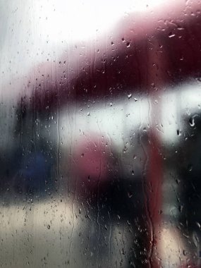 Üzüntü getiriyor yağmurlu bir günde bir otobüs durağı buharlı penceresinden bulanık görünüm.