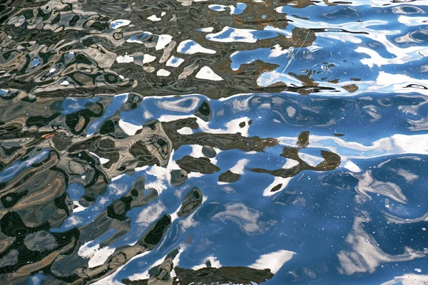 Ondulations Sur Eau Non Transparente Déformant Les Reflets Environnement — Photo