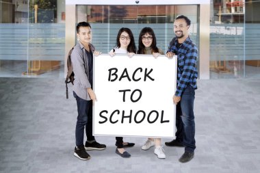 Üniversite öğrencilerinin okula geri söyleyerek bir beyaz tahta holding grubu