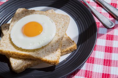 Portre sağlıklı kahvaltı kızarmış yumurta ve buğday ekmek tabakta yemek masası üzerinde hizmet