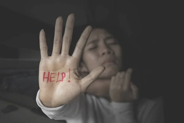 Obraz Kobiety Nadużywane Wyświetlono Pomoc Słowo Jej Dłoni Podczas Uduszona — Zdjęcie stockowe