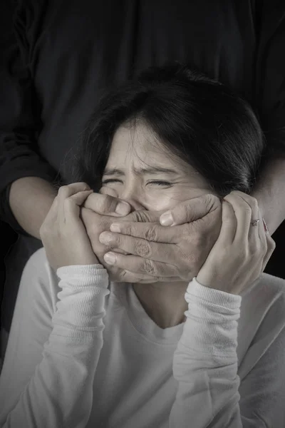 Retrato Una Mujer Abusada Parece Asustada Con Boca Cubierta Por —  Fotos de Stock