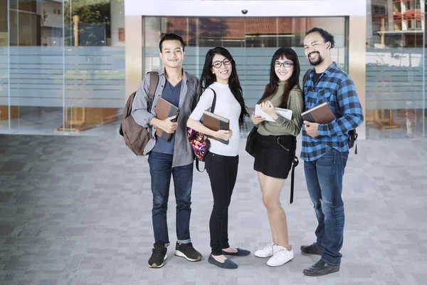 Grupo Estudiantes Universitarios Confiados Pie — Foto de Stock