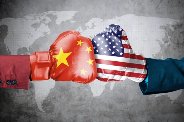 政府冲突的概念 两只手戴拳击手套的中国和美国国旗 拍摄与世界地图背景 — 图库照片