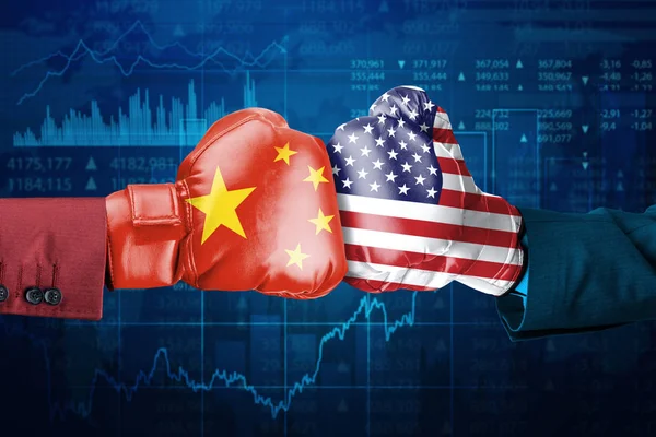 两只手上戴着拳击手套的中国和美国国旗 与贸易股票背景拍摄 — 图库照片
