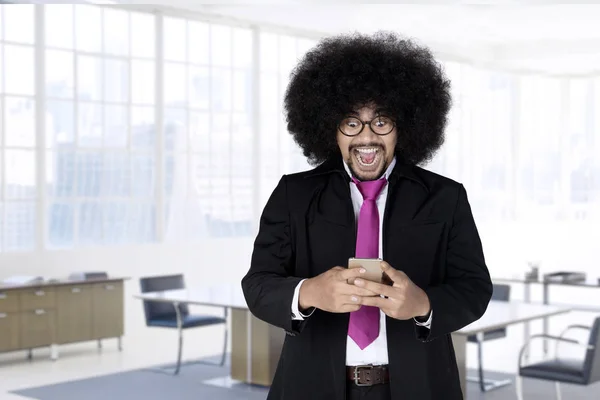 Portret Van Geschokt Afro Man Met Krullend Haar Zijn Mobiele — Stockfoto