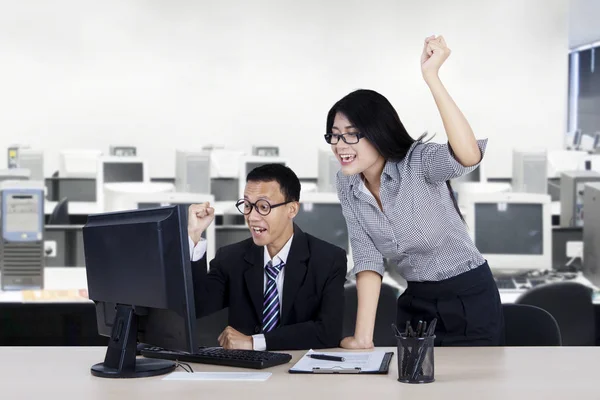 Porträt Zweier Jungunternehmer Die Büro Die Hände Heben Ihren Erfolg — Stockfoto