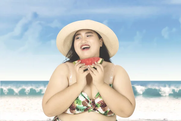 Summer Concept Cheerful Overweight Woman Wearing Bikini Beach While Eating — Stock Photo, Image