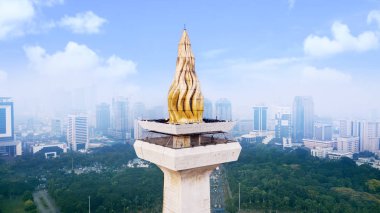 Jakarta - Endonezya. 21 Mayıs 2018: Ulusal anıt altında güzel altın meşale açık gökyüzü