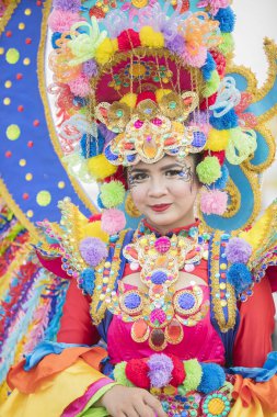 Jember - Endonezya. 21 Mayıs 2018: Renkli Jember Festivali Carnaval yıllık geçit üzerinde katılımcı giyinmiş