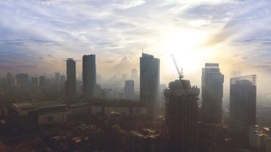 Jakarta - Endonezya. 21 Mayıs 2018: Jakarta cityscape yeni bina yapım aşamasında gündoğumu zaman havadan görünümü