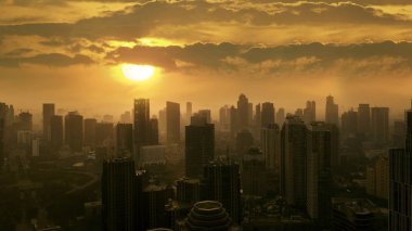 Jakarta - Endonezya. 21 Mayıs 2018: Ofis binaları şehir Jakarta günbatımı zaman silüeti