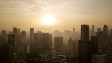 Jakarta - Endonezya. 21 Mayıs 2018: Ofis binaları şehir Jakarta günbatımı bir sıcak havadan görünümü