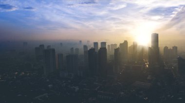 Jakarta - Endonezya. 21 Mayıs 2018: Silhouette yüksek bina ve konut evinde sabah saat Jakarta, Endonezya