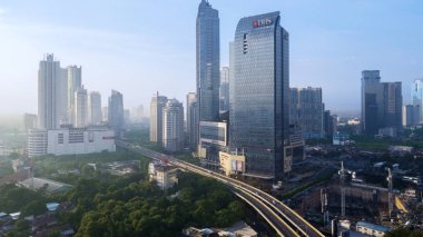 Jakarta - Endonezya. 21 Mayıs 2018: Güzel manzara Kuningan Cbd Jakarta sabah zaman gökdelenler ve karayolu ile