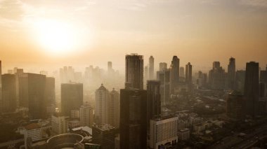 Jakarta - Endonezya. 21 Mayıs 2018: Gökdelenler şehir Jakarta sıcak günbatımı
